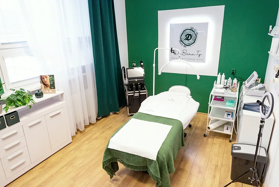 Ošetrovňa kozmetického salónu DiBeauTy v Martine — kozmetické lehátko, diódový laser a prístroj na mezoterapiu
